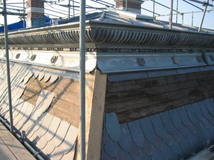 Grondige restauratie van zink en lood met hergebruik van oude decoratieve onderdelen